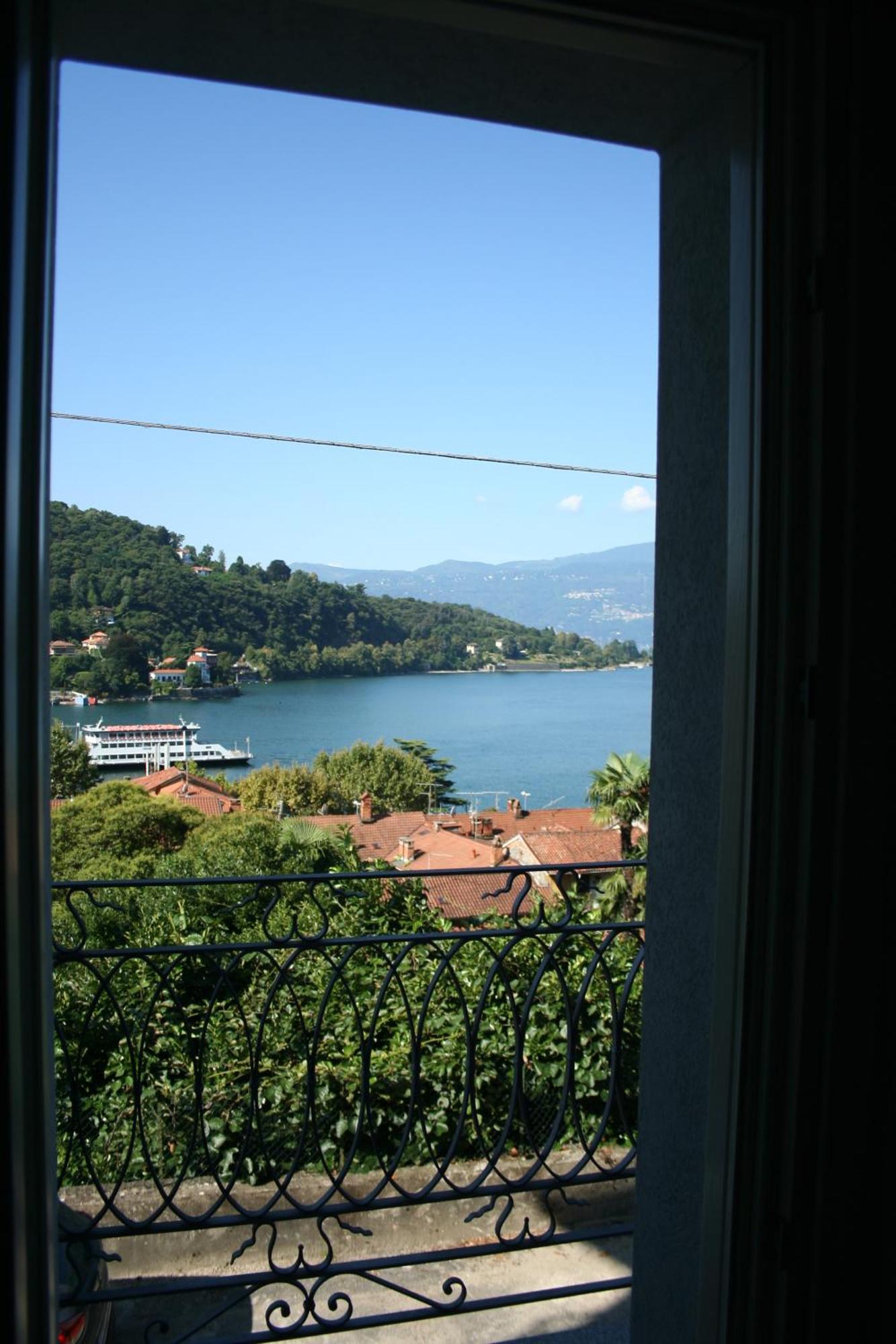 Appartamenti I Fiori Del Lago Laveno Exterior photo