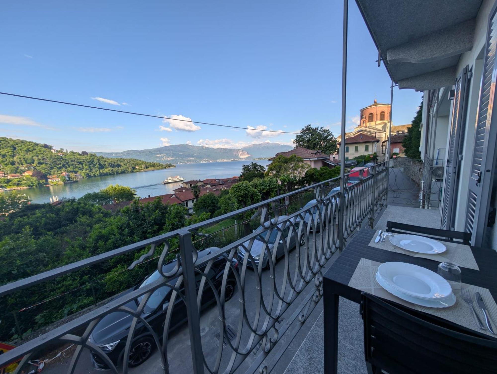 Appartamenti I Fiori Del Lago Laveno Exterior photo